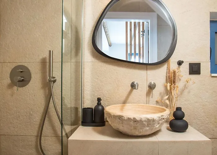 Mare Mio, Beachfront, Newly Rennovated بيت للعطل لاخنيا